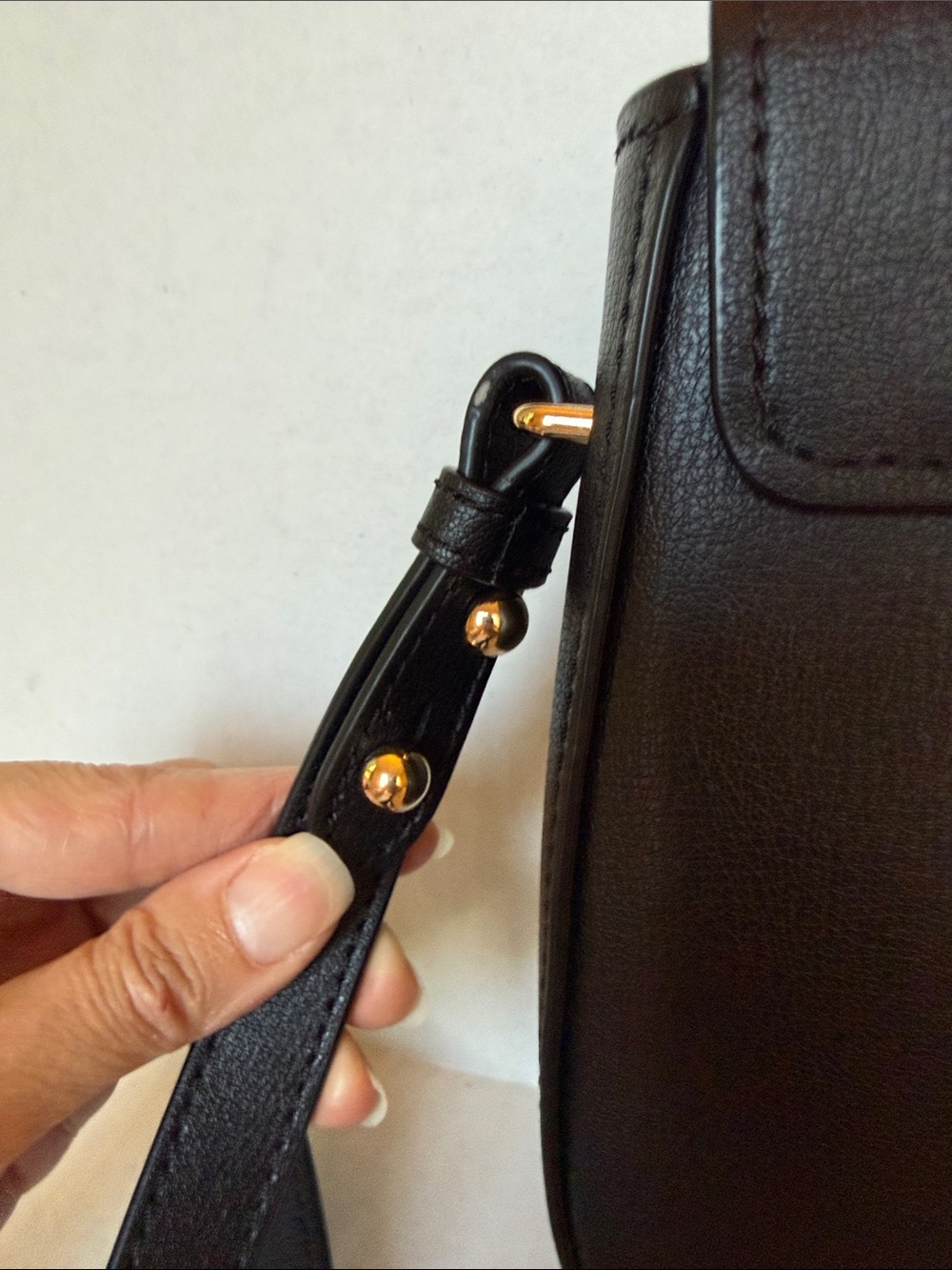 Marc Jacobs Black Leather Crossbody Saddle Bag with Gold Hardware - Picture 6 of 9